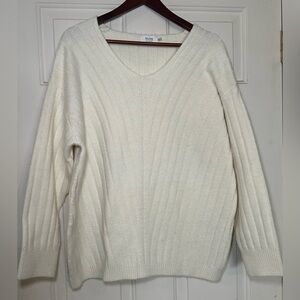 Bluivy Long Sleeve V-neck Cream Sweater Size‎ M/L.